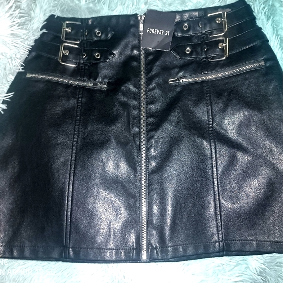 NWT-FOREVER21- FAUX LEATHER&METAL ZIPPER SKIRT-MED - Picture 2 of 7